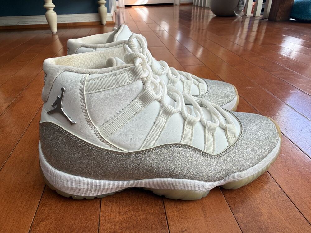 AIR JORDAN 11 RETRO Size 8.5 women / 6.5 men Size White/metallic silver
